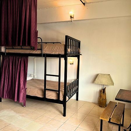 The Cabin Backpackers Hostel & Bar Chiang Mai Exterior photo